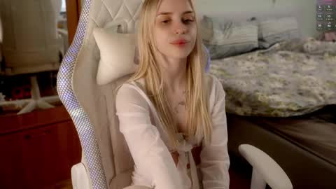 Snapshot of ho1yh01e chatting on April 2026 09:26:02 PM Holly online show from April 2026 09:26:02 PM