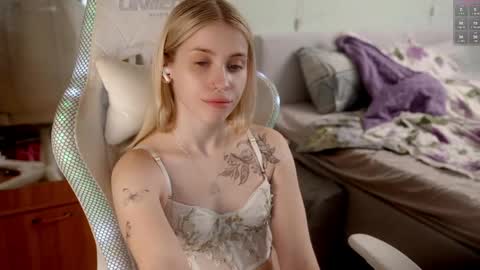 Snapshot of ho1yh01e chatting on April 2026 07:42:01 PM Holly online show from April 2026 07:42:01 PM