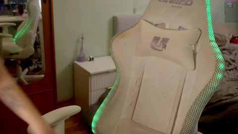 Snapshot of ho1yh01e chatting on April 2026 07:14:01 PM Holly online show from April 2026 07:14:01 PM