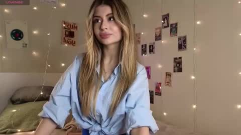 Snapshot of holayoula chatting on September 2025 08:05:01 AM Moni Monica online show from September 2025 08:05:01 AM