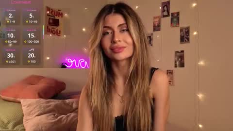 Snapshot of holayoula chatting on September 2025 08:16:02 AM Moni Monica online show from September 2025 08:16:02 AM