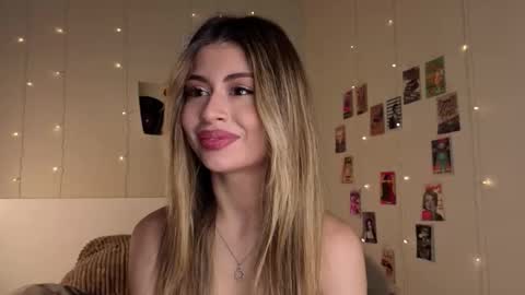 Snapshot of holayoula chatting on October 2025 08:13:02 AM Moni Monica online show from October 2025 08:13:02 AM