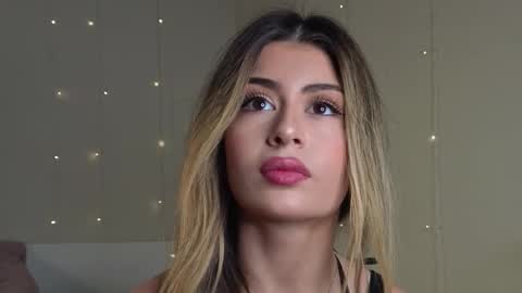 Snapshot of holayoula chatting on October 2025 08:07:02 AM Moni Monica online show from October 2025 08:07:02 AM