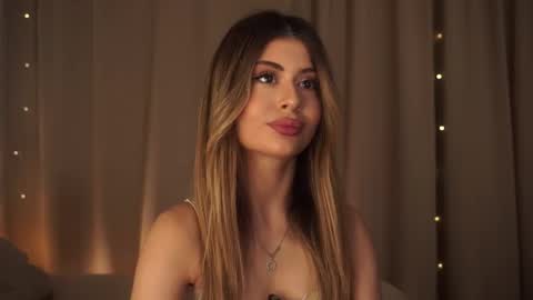 Snapshot of holayoula chatting on November 2025 08:03:02 AM Moni Monica online show from November 2025 08:03:02 AM