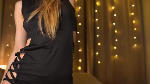 Snapshot of holayoula chatting on December 2025 02:12:02 PM Moni Monica online show from December 2025 02:12:02 PM