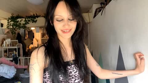 Snapshot of holliedavine chatting on May 2026 03:21:02 PM Ava online show from May 2026 03:21:02 PM