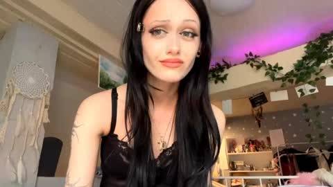 Snapshot of holliedavine chatting on May 2026 04:14:01 PM Ava online show from May 2026 04:14:01 PM