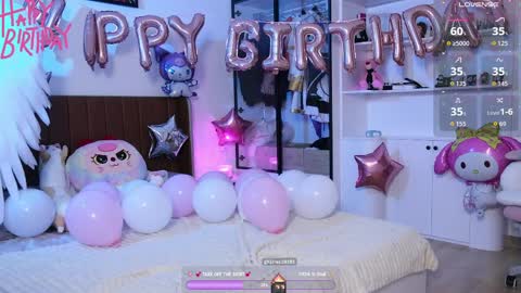 Snapshot of holliwould_ chatting on April 2026 12:54:01 PM Holli online show from April 2026 12:54:01 PM