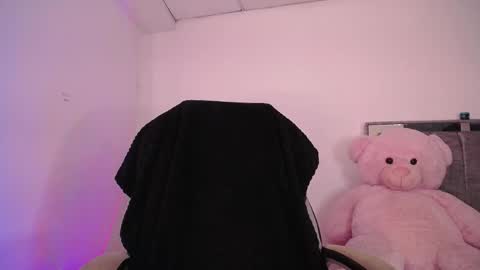 holly_16 online show from November 2025 08:51:01 PM