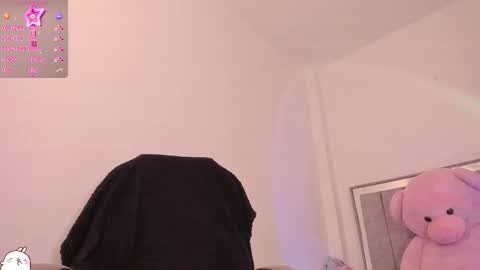 holly_16 online show from December 2025 06:58:01 PM