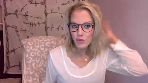 Snapshot of holly_bourbon chatting on October 2025 11:48:02 PM holly_bourbon online show from October 2025 11:48:02 PM