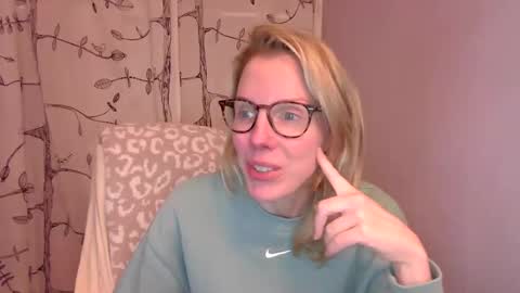 Snapshot of holly_bourbon chatting on October 2025 12:55:02 AM holly_bourbon online show from October 2025 12:55:02 AM