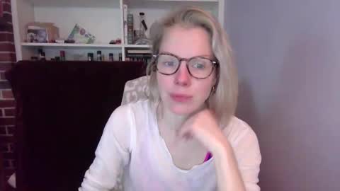 Snapshot of holly_bourbon chatting on March 2026 05:19:02 PM holly_bourbon online show from March 2026 05:19:02 PM