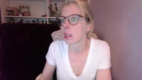 Snapshot of holly_bourbon chatting on March 2026 11:32:02 PM holly_bourbon online show from March 2026 11:32:02 PM