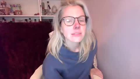 Snapshot of holly_bourbon chatting on April 2026 12:55:02 AM holly_bourbon online show from April 2026 12:55:02 AM