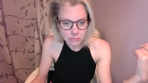 Snapshot of holly_bourbon chatting on April 2026 12:24:01 AM holly_bourbon online show from April 2026 12:24:01 AM