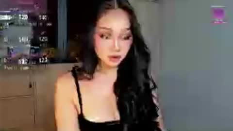Snapshot of holly_preciousxx chatting on June 2026 01:11:02 AM Hi Im Precious online show from June 2026 01:11:02 AM