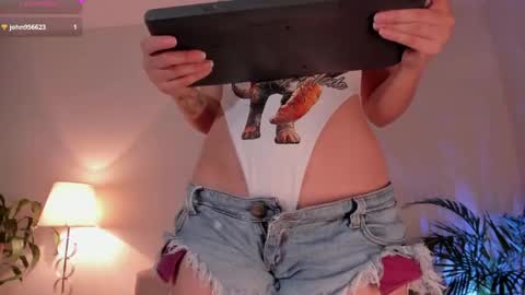 Snapshot of holly_velvett chatting on April 2026 03:12:01 AM holly online show from April 2026 03:12:01 AM