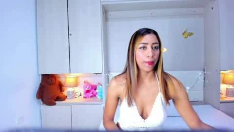 Snapshot of hollyadamss_ chatting on April 2026 12:35:02 PM Sofia online show from April 2026 12:35:02 PM