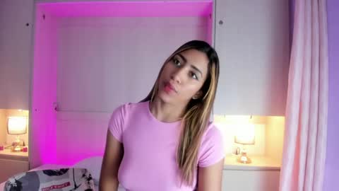 Snapshot of hollyadamss_ chatting on April 2026 12:05:02 PM Sofia online show from April 2026 12:05:02 PM