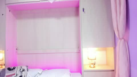 Snapshot of hollyadamss_ chatting on April 2026 12:01:01 PM Sofia online show from April 2026 12:01:01 PM