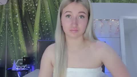 Snapshot of hollytaillor chatting on May 2026 05:35:02 AM HollyTaillor online show from May 2026 05:35:02 AM