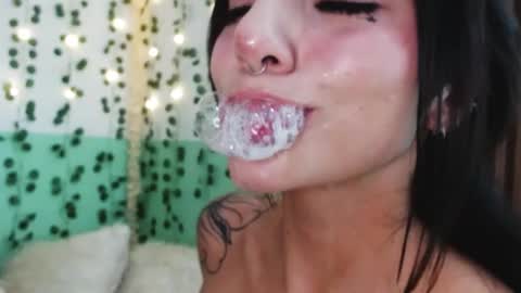 Snapshot of hollyxx_ chatting on January 2025 02:40:01 AM holly online show from January 2025 02:40:01 AM