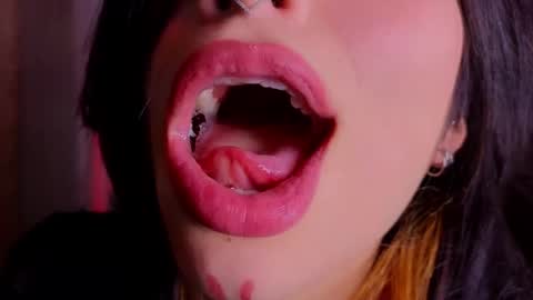 Snapshot of hollyxx_ chatting on December 2025 02:21:01 AM holly online show from December 2025 02:21:01 AM