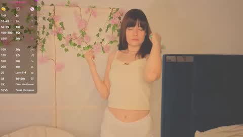 Snapshot of honeey_beee chatting on November 2025 08:44:01 PM May online show from November 2025 08:44:01 PM