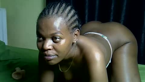 Snapshot of honey_belle7 chatting on June 2026 05:03:02 AM Honey-Belle online show from June 2026 05:03:02 AM