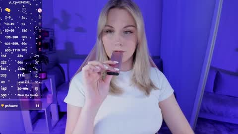 Snapshot of honey_blondee chatting on April 2026 09:42:01 PM Tammy online show from April 2026 09:42:01 PM