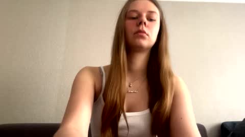 Snapshot of honeyaskren chatting on May 2026 09:27:02 AM Klara online show from May 2026 09:27:02 AM