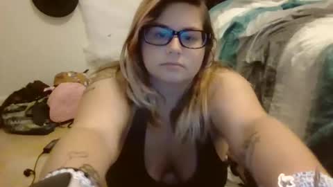 Snapshot of honeybear19 chatting on October 2025 01:50:01 AM HoneyBear online show from October 2025 01:50:01 AM