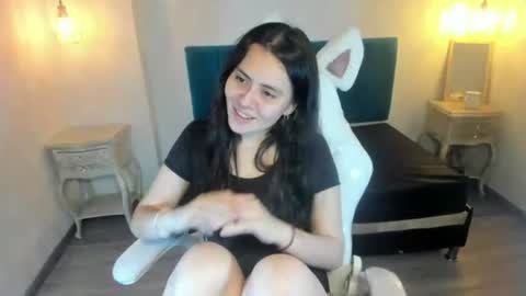 Snapshot of honeybuu_ chatting on July 2026 02:23:01 PM Emily online show from July 2026 02:23:01 PM