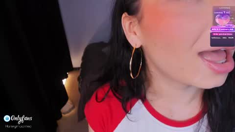 Snapshot of honeymoontea chatting on April 2026 10:55:01 PM online show from April 2026 10:55:01 PM