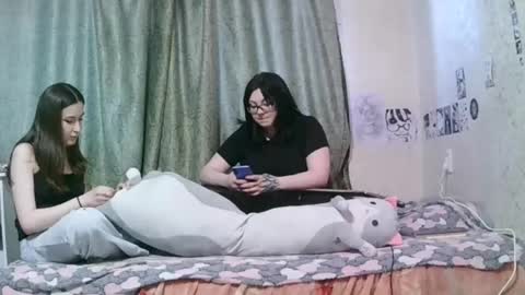 Snapshot of hoollypolly chatting on April 2026 01:53:02 PM Rose and Poly online show from April 2026 01:53:02 PM