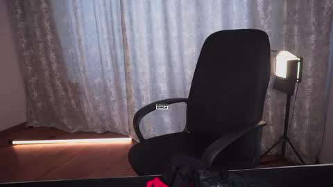 Snapshot of hoot_owl_cb chatting on March 2026 04:17:02 AM Karina online show from March 2026 04:17:02 AM