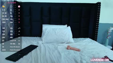 Snapshot of hornybarelylegalgirl chatting on December 2024 10:55:02 PM Khloe online show from December 2024 10:55:02 PM