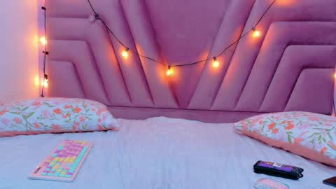 Snapshot of hornybarelylegalgirl chatting on November 2025 01:21:02 PM Khloe online show from November 2025 01:21:02 PM