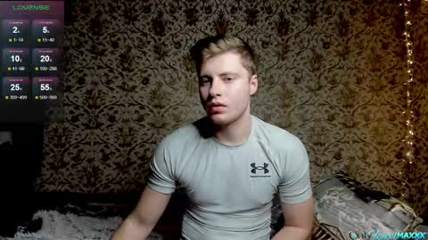 Snapshot of hornyblondieboyy chatting on December 2025 02:04:01 PM Max online show from December 2025 02:04:01 PM