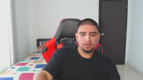 Snapshot of hot__husbands chatting on February 2025 07:10:01 PM hot__husbands online show from February 2025 07:10:01 PM