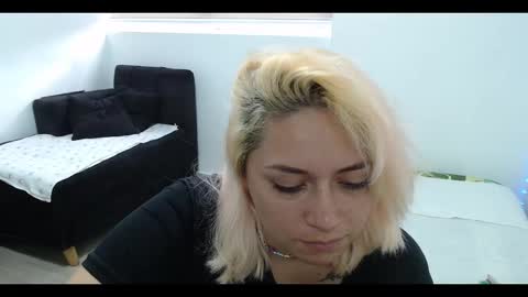 Mia online show from January 2025 10:04:01 PM