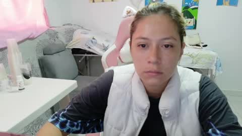 Snapshot of hot_mommymia chatting on May 2026 03:06:02 PM Mia online show from May 2026 03:06:02 PM
