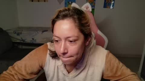Snapshot of hot_mommymia chatting on May 2026 01:29:02 PM Mia online show from May 2026 01:29:02 PM