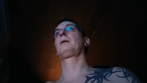 Snapshot of hotbeexxx81 chatting on June 2026 08:22:01 PM Tom online show from June 2026 08:22:01 PM