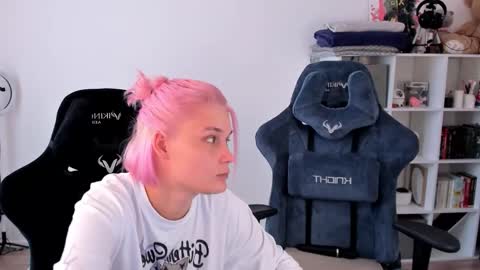 Nessie and Jessie online show from September 2025 10:50:01 AM