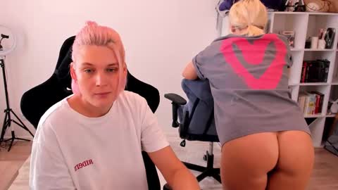 Nessie and Jessie online show from October 2025 09:39:01 AM