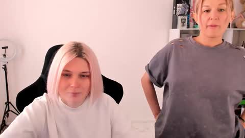 Nessie and Jessie online show from October 2025 11:33:02 AM