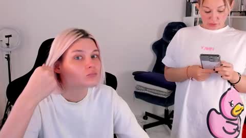 Nessie and Jessie online show from November 2025 10:50:02 AM