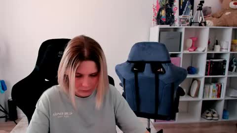 Snapshot of hottyblonds chatting on March 2026 11:39:02 AM Nessie and Jessie online show from March 2026 11:39:02 AM